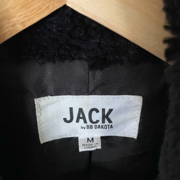 BLACK FAUX FUR VEST - Picture 4 of 6